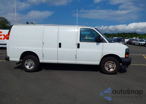 2019 Chevrolet Express 2500 Work Van z USA, uszkodzony, nr VIN 1GCWGAFP8K1370495